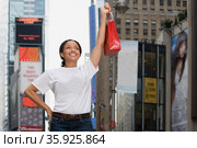 Woman holding shopping bag. Стоковое фото, фотограф Shannon Fagan / Ingram Publishing / Фотобанк Лори