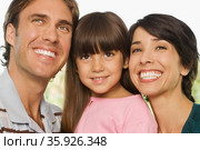 Happy girl and parents. Стоковое фото, фотограф Shannon Fagan / Ingram Publishing / Фотобанк Лори