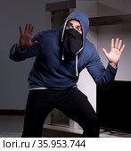 Burglar thief stealing tv from apartment house. Стоковое фото, фотограф Elnur / Фотобанк Лори