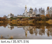 Река Тура и собор Михаила Архангела и церковь Симеона Верхотурского. Село Меркушино. Свердловская облать (2012 год). Стоковое фото, фотограф Сергей Афанасьев / Фотобанк Лори