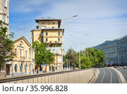 Дом Гоголя и жилые дома на Никитском бульваре в Москве (2021 год). Стоковое фото, фотограф Baturina Yuliya / Фотобанк Лори
