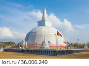 Древняя дагоба Ruwanwelisaya Stupa солнечным днем. Анурадхапура, Шри-Ланка (2020 год). Стоковое фото, фотограф Виктор Карасев / Фотобанк Лори