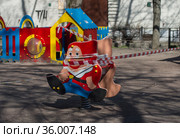 Детская площадка закрытая на карантин. Стоковое фото, фотограф Наталия Валерьевна Потапова / Фотобанк Лори