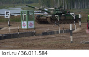 Танк Т-72Б3 команды Киргизии на трассе танкового биатлона. Международные армейские игры Армия-2020. Редакционное видео, видеограф Виктор Карасев / Фотобанк Лори