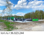 Подростки катаются на памп-треке. Принарский парк, Серпухов (2021 год). Редакционное фото, фотограф Мария Кылосова / Фотобанк Лори