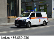 Автомобиль аварийно-спасательной службы "Моэск". Улица Солянка. Таганский район. Город Москва (2019 год). Редакционное фото, фотограф lana1501 / Фотобанк Лори
