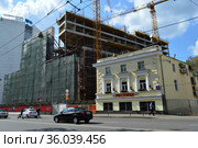 Строительная площадка комплекса апартаментов Tatlin Apartments (Татлин Апартментс). Бакунинская улица, 5. Трёхэтажное кирпичное нежилое здание, 1917 года постройки. Пивной ресторан «Старина Мюллер». Бакунинская улица, 7, строение 5. Басманный район. Город Москва (2019 год). Редакционное фото, фотограф lana1501 / Фотобанк Лори