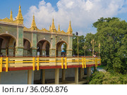 Вид на террасу буддистского храма Sutaungpyai Pagoda. Священный холм города Мандалай.  Мьянма (2016 год). Стоковое фото, фотограф Виктор Карасев / Фотобанк Лори