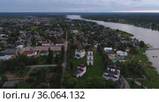 Полет над утренним Каргополем. Архангельская область, Россия (2019 год). Стоковое видео, видеограф Виктор Карасев / Фотобанк Лори