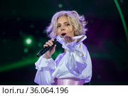 Певица Ирина Тонева во время выступления группы "Фабрика" в гала-концерте исполнителей в городе Москве, Россия (2021 год). Редакционное фото, фотограф Николай Винокуров / Фотобанк Лори