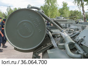 Новый российский основной танк Т-72 В3 на полигоне "Алабино" в парке "Патриот", Международный военно-технический форум "Армия-2019", Московская область, вид на дополнительные бочки с топливом сбоку. Редакционное фото, фотограф Малышев Андрей / Фотобанк Лори