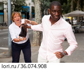 Man trying to thieve female handbag. Стоковое фото, фотограф Яков Филимонов / Фотобанк Лори