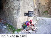Мемориальные таблички в память о погибшей съемочной группе Бодрова и артистах конного театра "Нарты" у входа в старый туннель. Кармадонское ущелье. Северная Осетия. Россия (2021 год). Редакционное фото, фотограф Сергей Афанасьев / Фотобанк Лори