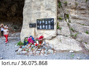 Мемориальные таблички в память о погибшей съемочной группе Бодрова и артистах конного театра "Нарты" у входа в старый туннель. Кармадонское ущелье. Северная Осетия. Россия (2021 год). Редакционное фото, фотограф Сергей Афанасьев / Фотобанк Лори