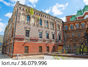 Ансамбль жилых зданий Константинопольского патриаршего подворья. Солнечный весенний день. Москва. Россия (2021 год). Редакционное фото, фотограф E. O. / Фотобанк Лори