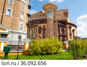 Вид на здание московского театра Et Cetera в весенний день. Москва. Россия (2021 год). Редакционное фото, фотограф E. O. / Фотобанк Лори