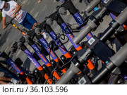 Электросамокаты на уличной точке аренды самокатов компании Ситимобил в центре города Москвы, Россия (2021 год). Редакционное фото, фотограф Николай Винокуров / Фотобанк Лори