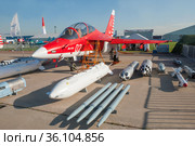 Российский красный учебно-боевой самолёт Як-130 Mitten ВКС России бортовой номер 02 и подвесное вооружение из блоков НУРС на Международном авиасалоне МАКС-2019 в Жуковском, Россия. Редакционное фото, фотограф Малышев Андрей / Фотобанк Лори