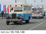 Два старых советских автобуса ЗИС-8 и  ЗИС-127  на ежегодном параде ретро транспорта в честь Дня города. Санкт-Петербург (2019 год). Редакционное фото, фотограф Виктор Карасев / Фотобанк Лори