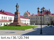 Красная площадь в Рыбинске, памятник Ленину, Ярославская область, Россия (2021 год). Редакционное фото, фотограф Natalia Sidorova / Фотобанк Лори