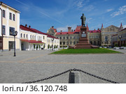 Красная площадь в Рыбинске, памятник Ленину, Ярославская область, Россия (2021 год). Редакционное фото, фотограф Natalia Sidorova / Фотобанк Лори