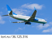 Самолет Boeing 737-800 (VP-BFB ) авиакомпании "Победа" на глиссаде перед посадкой (2021 год). Редакционное фото, фотограф Виктор Карасев / Фотобанк Лори