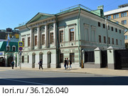 Особняк в стиле ампир, 1824 года постройки. Посольство Аргентинской Республики. Улица Большая Ордынка, 72, строение 1. Район Якиманка. Город Москва (2019 год). Редакционное фото, фотограф lana1501 / Фотобанк Лори