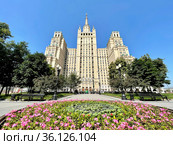 Москва, жилая высотка на Кудринской площади летом (2021 год). Редакционное фото, фотограф Овчинникова Ирина / Фотобанк Лори