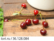 Cherry on the old wooden pallet. Стоковое фото, фотограф Tetiana Chugunova / Фотобанк Лори