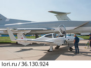 Российский лёгкий учебно-тренировочный самолет Diamond DA42Т на фоне сверхзвукового бомбардировщика Туполев Ту-22М3 Backfire на авиасалоне МАКС-2019 в Жуковском, Россия. Редакционное фото, фотограф Малышев Андрей / Фотобанк Лори