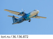 Самолет ATR 72-212A (ES-ATA) авиакомпании  Nordica на глиссаде перед посадкой в аэропорту Пулково (2018 год). Редакционное фото, фотограф Виктор Карасев / Фотобанк Лори
