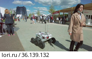 Robot machine with wheels during outdoor technology event (2021 год). Редакционное видео, видеограф Антон Гвоздиков / Фотобанк Лори