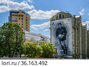 Лев Яшин - легендарный советский вратарь.  Граффити с портретом на стене по адресу улица Народная, дом 4. Москва (2021 год). Редакционное фото, фотограф Владимир Устенко / Фотобанк Лори