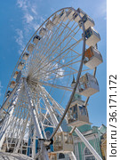 Ferris wheel at sunriseFerris wheel on Podil in Kiev. Kontraktova ploshcha. Стоковое фото, фотограф Сергей Бочаров / Фотобанк Лори