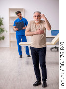 Old male patient visting young male doctor radilogist. Стоковое фото, фотограф Elnur / Фотобанк Лори