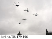 Группа многоцелевых вертолетов Ми-8АМТШ в небе над Красной площадью Москвы во время воздушного парада Победы (2021 год). Редакционное фото, фотограф Free Wind / Фотобанк Лори