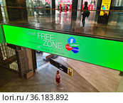 Москва, июль 2021. Надпись Covid free zone в торговом центре. Зона свободная от ковид. Редакционное фото, фотограф Мила Демидова / Фотобанк Лори