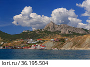 Вид с моря на посёлок городского типа Коктебель. Крым (2021 год). Стоковое фото, фотограф Роман Рожков / Фотобанк Лори