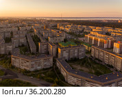 Вид с воздуха на жилые многоэтажные дома спального микрорайона города Петрозаводска освещенные солнцем на закате жарким летом (2021 год). Стоковое фото, фотограф Sergei Gorin / Фотобанк Лори