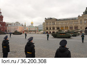 Российские боевые танки Т-80БВМ с газотурбинным двигателем на параде в честь Дня Победы на Красной площади Москвы (2021 год). Редакционное фото, фотограф Free Wind / Фотобанк Лори
