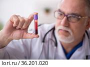 Old male doctor chemist in coronavirus concept. Стоковое фото, фотограф Elnur / Фотобанк Лори