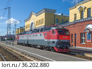 Чешский пассажирский электровоз ЧС7 у здания железнодорожного вокзала солнечным июльским днем. Орел (2021 год). Редакционное фото, фотограф Виктор Карасев / Фотобанк Лори