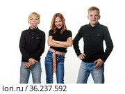 Счастливая девочка в окружении занудливых братьев, братья скривились от присутствия сестры. Стоковое фото, фотограф Иванов Алексей / Фотобанк Лори