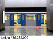 Train on Narodnoye Opolcheniye (People's Militia Street), station on Bolshaya Koltsevaya line of Moscow Metro (2021 год). Редакционное фото, фотограф Валерия Попова / Фотобанк Лори