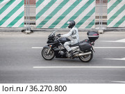 Motorcyclist on a motorcycle moves. Стоковое фото, фотограф Юрий Бизгаймер / Фотобанк Лори
