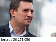 Депутат Саратовской областной Думы шестого созыва Николай Бондаренко выступает на митинге коммунистов на Тверской улице в центре города Москвы, Россия (2021 год). Редакционное фото, фотограф Николай Винокуров / Фотобанк Лори