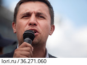 Депутат Саратовской областной Думы шестого созыва Николай Бондаренко выступает на митинге коммунистов на Тверской улице в центре города Москвы, Россия (2021 год). Редакционное фото, фотограф Николай Винокуров / Фотобанк Лори