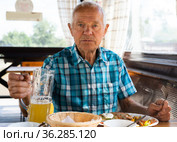 señor dines on the terrace restaurant in the afternoon. Стоковое фото, фотограф Татьяна Яцевич / Фотобанк Лори