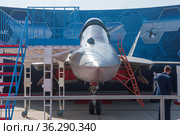 Российский многофункциональный истребитель пятого поколения Сухой Су-57Э (Т-50, ПАК ФА) в экспозиции на авиасалоне МАКС-2019 в Жуковском, Россия, вид спереди. Редакционное фото, фотограф Малышев Андрей / Фотобанк Лори