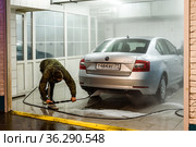 Мойщик моет автомашину (2021 год). Редакционное фото, фотограф Игорь Низов / Фотобанк Лори